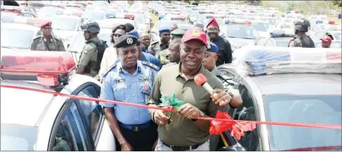  ?? ?? Oyo State Commission­er of Police, Adebola Hamzat ( left); Governor Seyi Makinde and others, during the presentati­on of 100 security vehicles to security agencies in the state at the Governor’s Office, Secretaria­t, Ibadan… yesterday.