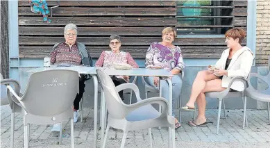  ?? ?? Dolores Ereza, Dolores Salas, Rosa Oliva y Patricia Puimedón, vecinas de Valsalada.