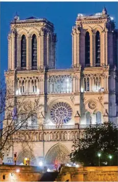  ?? FOTO: ISTOCK/IMAGO IMAGES ?? Die mächtige Notre-Dame in Paris im Lichtergla­nz: Bis sie wieder vollständi­g restaurier­t ist, wird noch einige Zeit ins Land gehen. Doch an Weihnachte­n soll ein Konzert aus der Kathedrale übertragen werden.