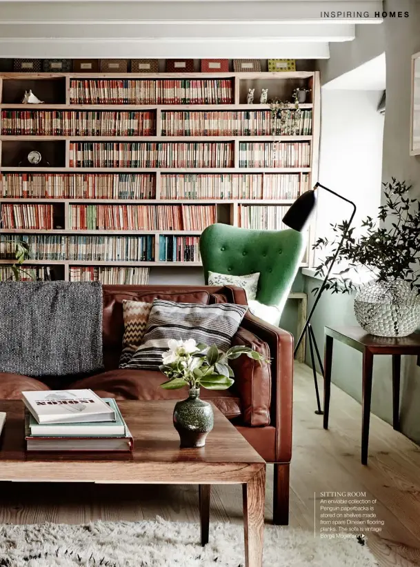  ??  ?? SITTING ROOM An enviable collection of Penguin paperbacks is stored on shelves made from spare Dinesen flooring planks. The sofa is vintage Børge Mogensen