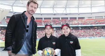  ?? ANDREW CHIN/ GETTY IMAGES ?? TAG Heuer Ambassador Chris Hemsworth poses with local rugby players at B.C. Place. The luxury Swiss watchmaker donated funds to Indigenous youth rugby programs at the 2018 Canada Rugby Sevens Tournament.