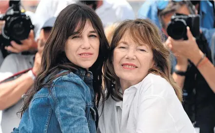  ?? CHRISTOPHE SIMON/AFP ?? Holofotes. Charlotte com a mãe, a cantora e atriz Jane Birking: filme foi exibido na seção Cannes Premiere do Festival de Cannes