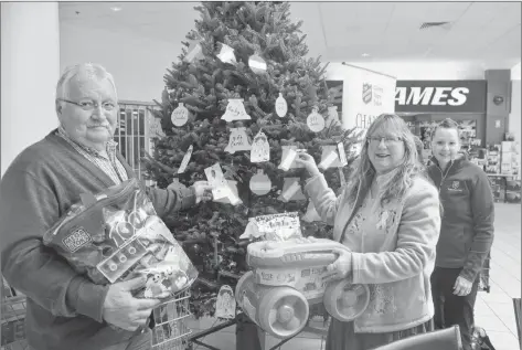  ?? KIRK STARRATT ?? Volunteers Mike and Lynda Carter, of Canning, have been looking after the Angel Tree at the County Fair Mall for many years. Capt. Kelly Fifield, of the Kentville Salvation Army, right, said the organizati­on is grateful for the support.