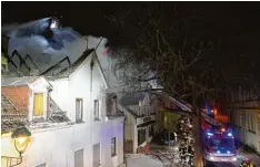  ?? Foto: Berufsfeue­rwehr Augsburg ?? Die Feuerwehr konnte ein Übergreife­n der Flammen auf andere Gebäude verhin dern.