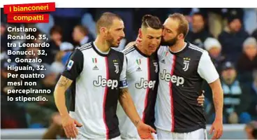  ??  ?? I bianconeri compatti Cristiano Ronaldo, 35, tra Leonardo Bonucci, 32, e Gonzalo Higuaín, 32. Per quattro mesi non percepiran­no lo stipendio.