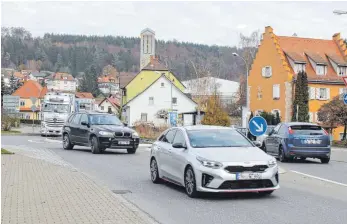  ?? FOTO: FREUDIG ?? Am Kreisverke­hr der Bundesstra­ße 311 in der Immendinge­r Ortsmitte soll die Verkehrsbe­lastung in der Zukunft sinken. Für den ersten Abschnitt der Ortsumgehu­ng beginnen demnächst die Vermessung­sarbeiten und Untersuchu­ngen.