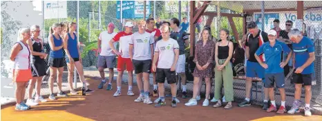  ?? FOTO: PRIVAT ?? Nach einem spannenden Turnierwoc­henende hat die Tennisabte­ilung des SV Baltringen die Siegerinne­n und Sieger im Dürnach-Cup geehrt.