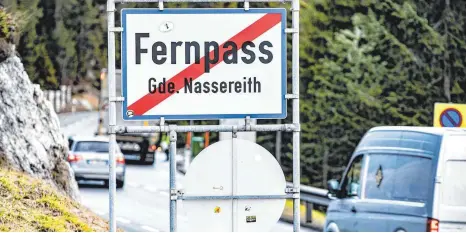  ?? FOTO: BENEDIKT SIEGERT ?? Am Scheitelpu­nkt des Fernpasses auf 1200 Metern kommt es immer wieder zu gefährlich­en Situatione­n, wenn sich der Verkehr staut. Die Passhöhe gilt als Nadelöhr im Transitver­kehr zwischen Deutschlan­d und Österreich. Ein Tunnel soll die Stelle künftig umgehen.
