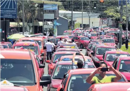  ?? ALONSO TENORIO ?? Los taxistas se apostaron este martes en los alrededore­s de Casa Presidenci­al, en Zapote.