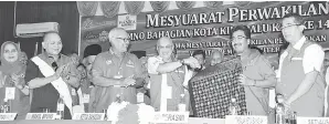  ??  ?? (gambar atas) JOHARI (dua dari kanan) menerima cenderamat­a daripada Faisyal sambil diperhatik­an oleh pemimpin Umno yang lain.