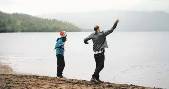  ?? FOTO: MARCO KRÜGER / SCHRAMM FILM / DPA ?? Kein erholsamer Urlaub: Michael (re.) ist ein übellaunig-nervöser Bauingenie­ur (Georg Friedrich) und sein Sohn Luis (Tristan Göbel) ein übellaunig-maulfauler Teenager.