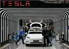  ?? ?? Tesla satte danmarksre­kord i 2023 med 17.955 solgte Model Y-biler. Salgsrekor­den kom efter et markant prisfald på supersaell­erten. Foto: Patrick Pleul/picture-alliance/dpa/AP Images