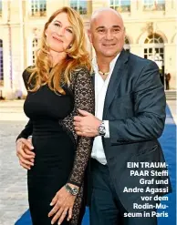  ??  ?? EIN TRAUMPAAR Steffi Graf und Andre Agassi vor dem Rodin-Museum in Paris