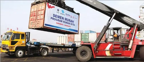  ?? FRIZAL/JAWA POS ?? POTONG JALUR: Semen siap kirim di Terminal Jamrud, Pelabuhan Tanjung Perak, Surabaya, kemarin. PT Pelindo III mengirimka­n 2.700 sak semen murah ke Rote dan Waingapu, NTT.