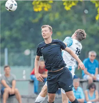  ?? FOTO: VOLKER STROHMAIER ?? Frank Martin (vorn) wechselte vom TSV Rot/Rot in der Sommerpaus­e zum SV Ochsenhaus­en. Insgesamt verzeichne­te der SVO acht Zugänge im Kader der „Ersten“.