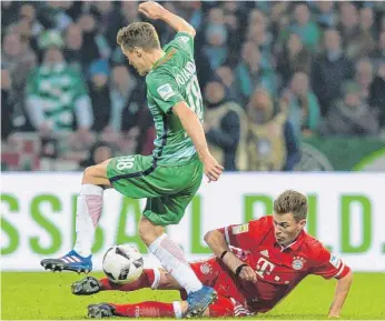  ?? FOTO: IMAGO ?? Die Bayern, hier Joshua Kimmich (re.) mit einer Grätsche gegen Bremens Niklas Moisander, kommen neuerdings immer öfter über den Kampf. Ihre Spiele gewinnen sie freilich trotzdem.