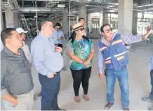  ??  ?? Los funcionari­os del sector Salud dieron un recorrido de supervisió­n por la obra del que será el Centro de Salud Urbano de Culiacán.