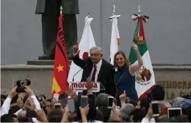  ?? Bild: EDUARDO VERDUGO ?? Vänsterkan­didaten Andrés Manuel López Obrador tillsamman­s med sin fru Beatriz Gutierrez under ett valmöte i Mexico City tidigare i mars.