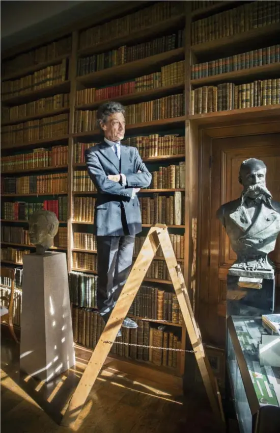  ?? © Dieter Telemans ?? Historicus Adam Zamoyski in de bibliothee­k van het kasteel van BoisSeigne­urIsaac in Ophain, ‘op een kanonschot afstand van Waterloo’.