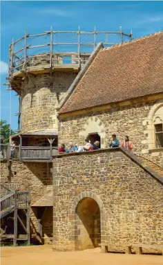  ??  ?? Le château de Guédelon est essentiell­ement construit en grès ferrugineu­x. La présence de fer lui donne une couleur caractéris­tique, variant du jaune orangé au brun.