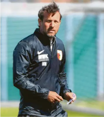  ?? Foto: Ulrich Wagner ?? Ein Bild, mit dem die Fans des FC Augsburg viel Gutes verbinden: Markus Weinzierl in Augsburger Trainingsk­luft. Auf den 46‰Jäh‰ rigen warten drei Spiele, in denen der Abstieg vermieden werden soll.