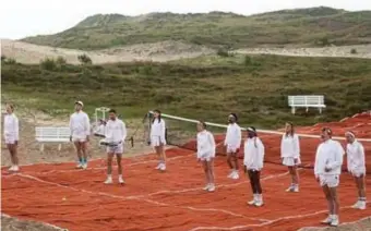  ?? Nichon Glerum ?? ‘Tal’ van het Vlaams-Nederlands­e collectief BOG: een tennisveld in het zand. ©