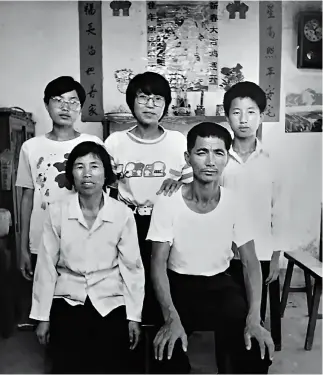  ?? Primera desde la izq. en la segunda fila) ?? La autora ( Tsinghua en 1995. y su familia después de ser admitida por la Universida­d