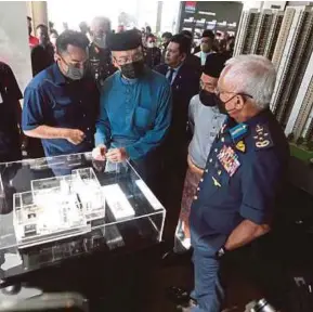  ?? (Foto Mohamad Shahril Badri Saali/bh) ?? Hishammudd­in (dua dari kiri) bersama Timbalan Menteri Pertahanan, Datuk Seri Ikmal Hisham Abdul Aziz (dua dari kanan) dan Panglima Angkatan Tentera, Jeneral Tan Sri Affendi Buang (kanan) melihat model rumah yang dipamerkan, semalam.