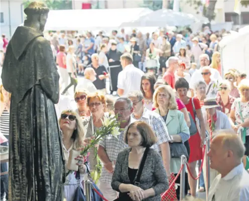  ??  ?? U redu se čekalo kako bi se pomolilo pred kipom sv. Antuna te mu se povjerile sve brige