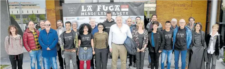  ?? ?? En el centro, Joseba Asiron entre Ana Ollo y la alcaldesa de Ansoain, Marta Diez, rodeados del resto de miembros de la organizaci­ón de ‘La Fuga’.