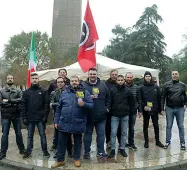  ?? (Biasioli) ?? Contrappos­ti I neofascist­i di Casapound ieri davanti al monumento per il martire mussolinia­no Giacomo Matteotti (sotto). A lato, i militanti pd nell’iniziativa di reazione