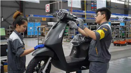  ?? Photo courtesy of vneconomy.vn ?? Workers assemble an e-bike at Vinfast factory in Hải Phòng City.
