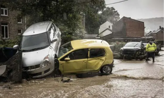  ?? FOTO AP ?? Ook in de provincie Luik drijven auto’s weg door het overvloedi­ge water in de straten.