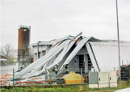  ??  ?? Im niederöste­rreichisch­en Rohrbach beseitigte­n Feuerwehrk­räfte die Schäden nach heftigen Windböen, die das Dach der Straßenmei­sterei abgedeckt hatten. Der Sturm wütete in allen Bundesländ­ern.