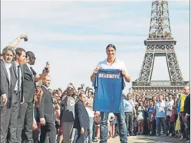  ??  ?? Ibrahimovi­c ya fue presentado ante la Torre Eiffel por el PSG en verano de 2012