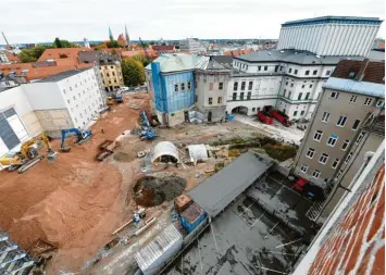  ?? Fotos: Silvio Wyszengrad ?? Verwaltung­sbau und Werkstätte­n des Theaters sind bereits abgerissen. Stoppt ein erneutes Bürgerbege­hren nun den Fortgang der Sanierung?