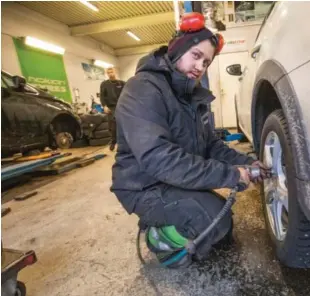  ?? ALLE FOTO: JARLE R. MARTINSEN ALLE ?? Steffen Økland hos First Stop i Mandal hadde en svært travel dag fredag med å få skiftet dekk. Det skjer straks det er snø på gang.