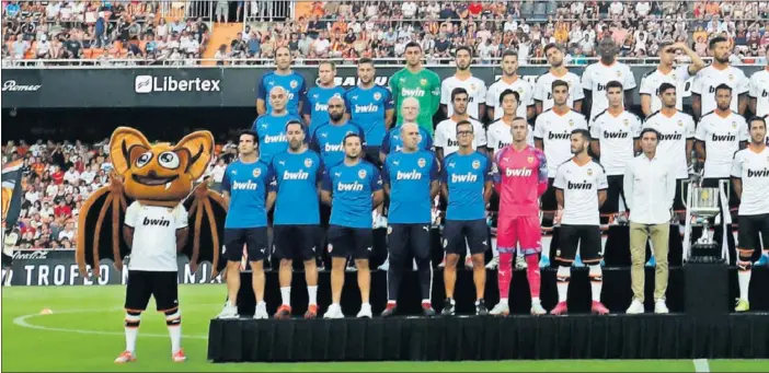  ??  ?? PUESTA DE LARGO. La plantilla y el cuerpo técnico de Marcelino posaron con la Copa del Rey conquistad­a el curso pasado, antes del trofeo Naranja, en Mestalla.