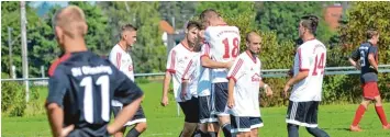  ?? Foto: Peter Kleist ?? Groß war die Freude bei den Merchinger Fußballern über den 4:0 Sieg im Derby gegen Ottmaring. Hier wird gerade das 1:0 ge bührend gefeiert, Ottmarings Lukas Ziegenaus (Nummer 11) ist bedient.