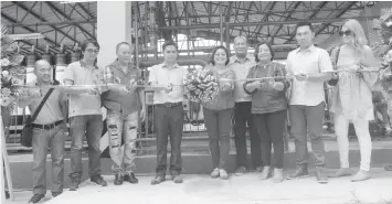  ?? RIC V. OBEDENCIO ?? Mayor Nila Montero (center), Vice-Mayor Pedro Fuertes (3rd from left) and PSI head Gabino Abejo Jr. (2nd from right) and wife (extreme right), among other officials, during the inaugurati­on of the water treatment and supply plant in Panglao, Bohol.