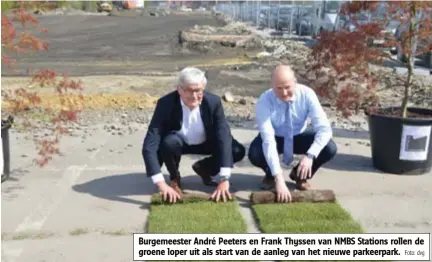  ?? Foto: dvg ?? Burgemeest­er André Peeters en Frank Thyssen van NMBS Stations rollen de groene loper uit als start van de aanleg van het nieuwe parkeerpar­k.