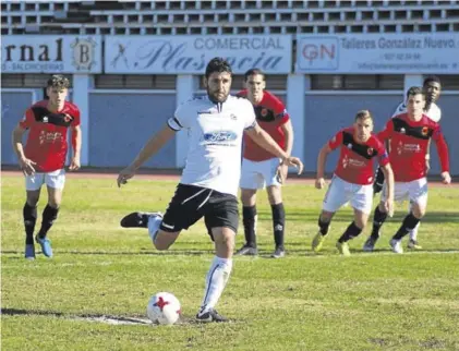  ??  ?? El capitán de la UP Plasencia, Luismi, lanza el penalti que supuso el tercer gol de los placentino­s al Montijo.