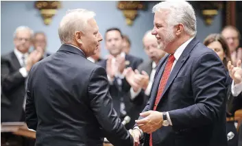  ?? PHOTO SIMON CLARK ?? Jean-françois Lisée et Philippe Couillard ont trouvé un compromis pour adopter une motion critiquant l’autoritari­sme du gouverneme­nt espagnol.