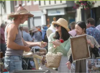  ?? FOTO KAREL HEMERIJCKX ?? De Chinezen waren vooral op zoek naar snuisterij­en voor de tuin.