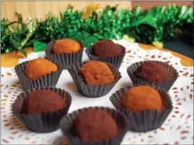  ?? PHOTO BY EMILY RYAN ?? At Bridge Street Chocolates in Phoenixvil­le, choose from traditiona­l or “extra-dirty Irish potatoes,” rolled in cinnamon and cocoa.