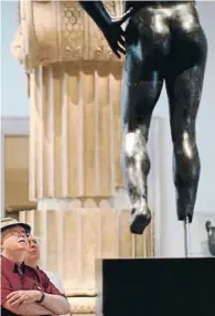  ?? Spencer Platt / Getty ?? Dos visitantes admi an las estatuas g iegas en el Met de Nueva Yo k