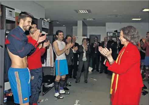  ??  ?? Doña Sofía, Reina de España, bajó al vestuario a felicitar a los jugadores tras la victoria frente a Alemania. Es uno de los mejores recuerdos.