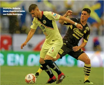  ??  ?? DISPUTA. Roberto Meraz disputa un balón con Guido Rodríguez.