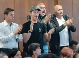  ?? PAT NABONG/SUN-TIMES PHOTOS ?? Supporters of Silverstei­n’s resolution applaud and shout on Friday.