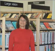  ?? ?? Agnès Verdoux la responsabl­e de la Médiathèqu­e Henri Tanyères.
Il y a même un coin «Large Vision» avec des livres aux polices un peu plus grandes.